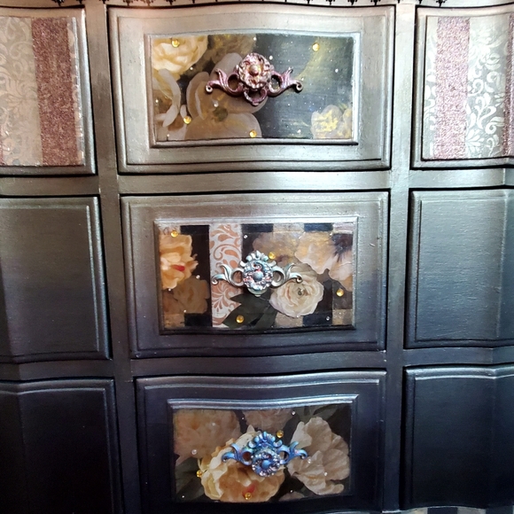 ANTIQUE THOMASVILLE FRENCH PROVENCIAL 9 drawer dresser - Picture 11 of 16